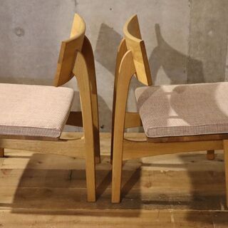 飛騨高山の家具メーカー キツツキマークの飛騨産業(HIDA)。森のことばシリーズのオーク無垢材(節入り) ダイニングチェア2脚セット。替えカバー2種類付きの和モダンな食卓椅子です！