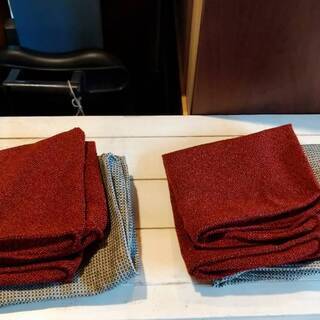 飛騨高山の家具メーカー キツツキマークの飛騨産業(HIDA)。森のことばシリーズのオーク無垢材(節入り) ダイニングチェア2脚セット。替えカバー2種類付きの和モダンな食卓椅子です！