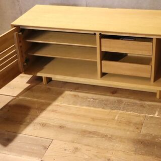 人気のkarimoku(カリモク家具)スタンダードモダンシリーズよりQT4017ME-A テレビボードです。オーク材のナチュラルテイストのコンパクトなリビングボードは北欧インテリアとの相性抜群 ♪