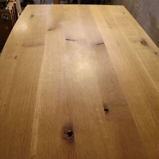 飛騨高山の家具メーカー キツツキマークの飛騨産業(HIDA)。森のことばシリーズのオーク無垢材(節入り) LD(リビングダイニング)テーブル。片側だけ緩やかなカーブを描く天板は優しい印象です♪
