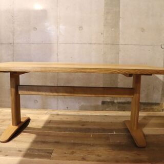 飛騨高山の家具メーカー キツツキマークの飛騨産業(HIDA)。森のことばシリーズのオーク無垢材(節入り) LD(リビングダイニング)テーブル。片側だけ緩やかなカーブを描く天板は優しい印象です♪