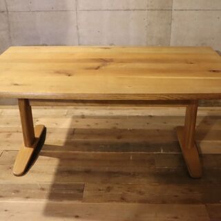 飛騨高山の家具メーカー キツツキマークの飛騨産業(HIDA)。森のことばシリーズのオーク無垢材(節入り) LD(リビングダイニング)テーブル。片側だけ緩やかなカーブを描く天板は優しい印象です♪