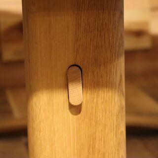 飛騨高山の家具メーカー キツツキマークの飛騨産業(HIDA)。森のことばシリーズのオーク無垢材(節入り) LD(リビングダイニング)テーブル。片側だけ緩やかなカーブを描く天板は優しい印象です♪