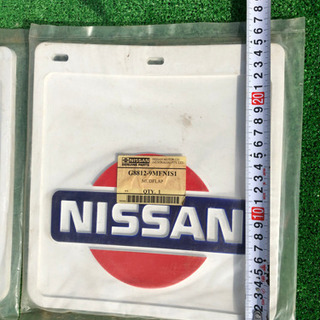 日産　NISSAN NAVARA(D22) オーストラリア日産純正オプション新品マッドフラップセット　ダットサントラック　旧日産ロゴ