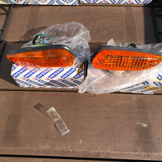 日産バイオレット(710)純正新品スペアレンズ付ヨーロッパ仕様フロントターンシグナルランプ＆サイドマーカーランプセット