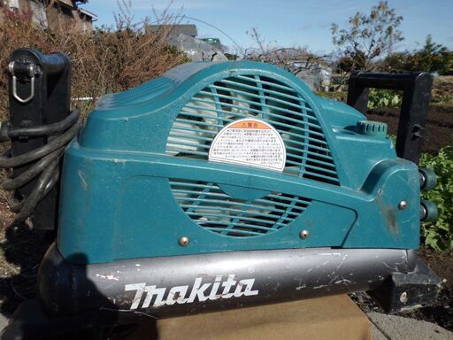 信頼のマキタAC400Xコンプレッサー 型式古いがオーバーホール済み