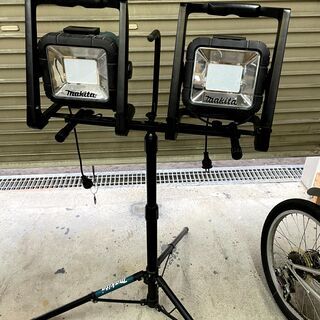 マキタ 充電式LEDスタンドライト コードレス投光器 ML805 ※バッテリー×2、充電器×2、三脚×1