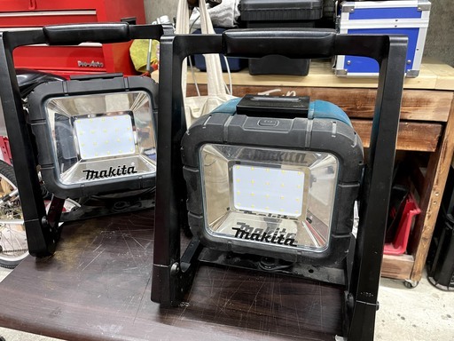 マキタ 充電式LEDスタンドライト コードレス投光器 ML805 ※バッテリー ...