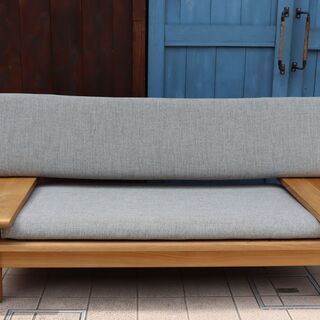飛騨高山の家具メーカー キツツキマークの飛騨産業(HIDA)。森のことばシリーズのオーク無垢材(節入り) 2Pソファー。ロータイプのワイドなフォルムの和モダン2人掛けソファーです♪替えカバー付！