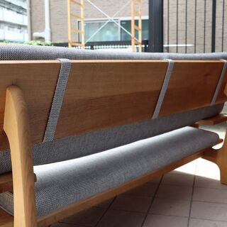 飛騨高山の家具メーカー キツツキマークの飛騨産業(HIDA)。森のことばシリーズのオーク無垢材(節入り) 2Pソファー。ロータイプのワイドなフォルムの和モダン2人掛けソファーです♪替えカバー付！