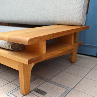 飛騨高山の家具メーカー キツツキマークの飛騨産業(HIDA)。森のことばシリーズのオーク無垢材(節入り) 2Pソファー。ロータイプのワイドなフォルムの和モダン2人掛けソファーです♪替えカバー付！