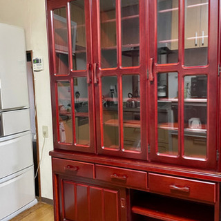 渋い赤色の立派な食器棚