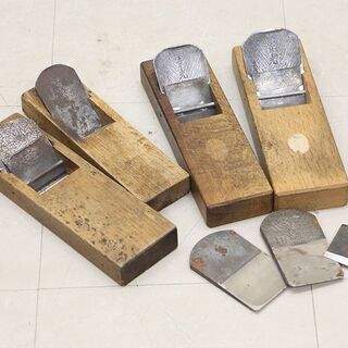 在銘　平鉋　カンナ　かんな　4個まとめて　+　かんな身　かんな刃　裏金　裏刃　宮大工道具 (HD1013wY)
