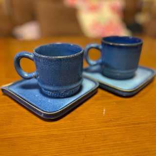 青いカップとソーサー２個