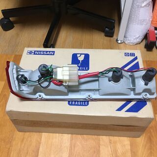 USDM ダットサントラック(720) 日産純正新品リヤコンビネーション 