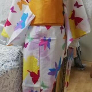 オシキリ モエ　カラフルな蝶柄の浴衣