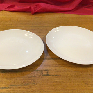 だ円型の白いお皿２枚