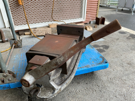 ツダコマ 98キログラムの大型万力！