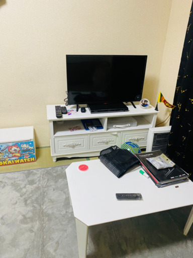 テレビとテレビ台、テーブル