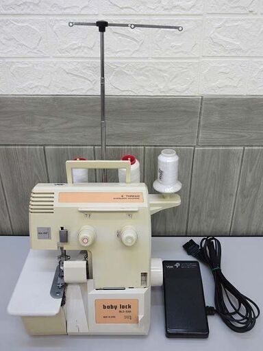 ss2627【中古】　ロックミシン　ベビーロック　BL2-228　1本針2本糸　縁かがり　布端仕上げ　ダイヤル式　ミシン　家庭用　フットペダル付き　裁縫　手芸　コンパクト　レトロ