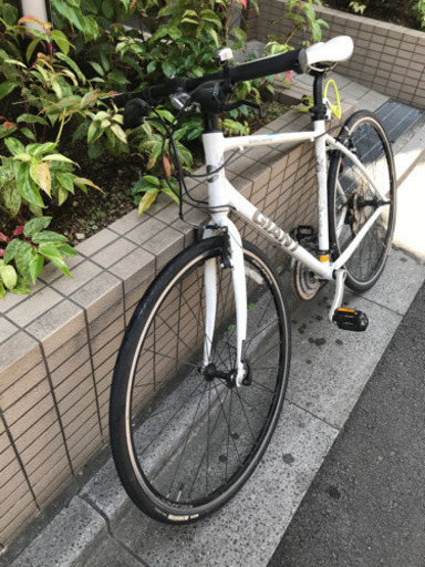 GIANT ESCAPE R3 700C アルミ 24速 435mm 白 クロス GIANTクロスバイク在庫状況です。 ｜ ジャイアントストア京都紫明通