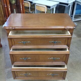 【愛品倶楽部柏店】　クラシックスタイル　３段チェスト　脚付　彫刻　【店舗同時販売中】