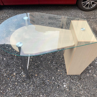 ガラスのダイニングテーブル