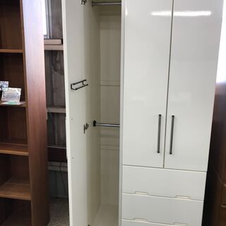 ニトリ 3枚扉ワードローブ 白系