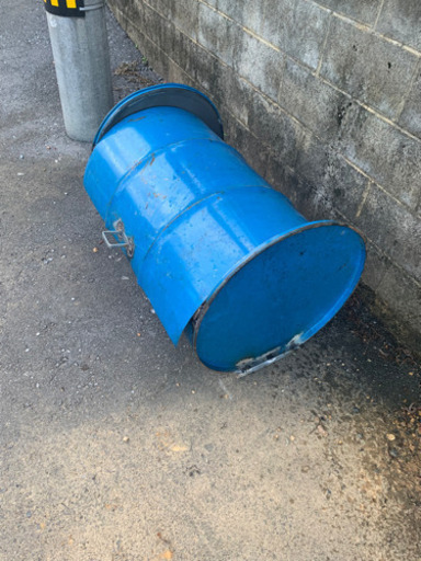 ゴミ箱　鳥獣被害にドラム缶バケツ