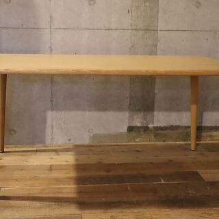 IDC OTSUKA(大塚家具)で取り扱いのあった ユノ3 レッドオーク材 ダイニングテーブル/150cmです。シンプルなデザインとナチュラルな質感が◎北欧スタイルとも相性の良い4人用食卓です♪