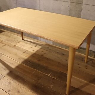 IDC OTSUKA(大塚家具)で取り扱いのあった ユノ3 レッドオーク材 ダイニングテーブル/150cmです。シンプルなデザインとナチュラルな質感が◎北欧スタイルとも相性の良い4人用食卓です♪
