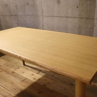 IDC OTSUKA(大塚家具)で取り扱いのあった ユノ3 レッドオーク材 ダイニングテーブル/150cmです。シンプルなデザインとナチュラルな質感が◎北欧スタイルとも相性の良い4人用食卓です♪