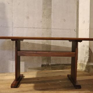 SHIGIYAMA(シギヤマ家具)より岩倉榮利デザインのYUZU(ユズ)シリーズ LDテーブルです。 落ち着いた色合いのウォールナット無垢材を使用したリビングでもダイニングでも使えるテーブルです！