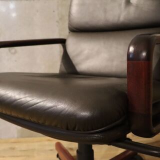 北欧デンマークの高級家具メーカーDyrlund(デューロン/デュランド)のマネジメントチェア です。本革張りの格調高いオフィスチェアはハイバック 、アーム付きで重厚感溢れるデザインです☆ 北欧デンマークの高級家具メーカーDyrlund(デューロン/デュランド)の