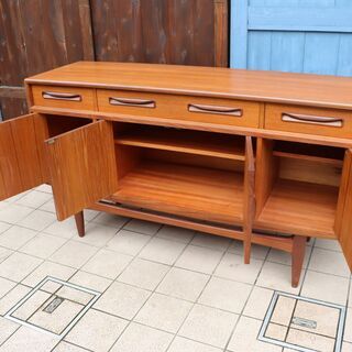 イギリスアンティークE.GOMME社 G-plan(ジープラン)Fresco(フレスコ)シリーズ チーク材サイドボードです。北欧スタイルの優しいデザインが魅力のヴィンテージ収納です♪TVボードにも！