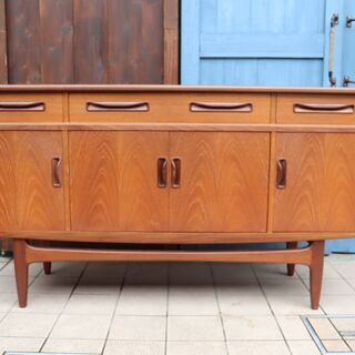 イギリスアンティークE.GOMME社 G-plan(ジープラン)Fresco(フレスコ)シリーズ チーク材サイドボードです。北欧スタイルの優しいデザインが魅力のヴィンテージ収納です♪TVボードにも！