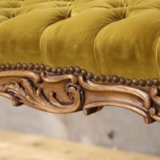 アンティーク家具の2人掛けソファです。上品なベルベットにボタン留め、鋲打ち、猫脚とクラシカルでエレガントなデザイン♪アンティーク調のラブソファはコンパクトサイズなので2人暮らしにも！