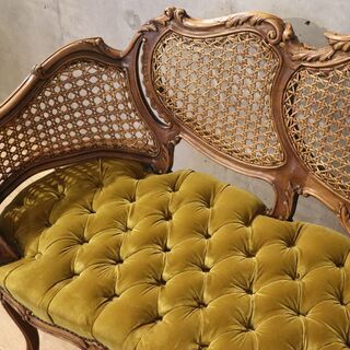 アンティーク家具の2人掛けソファです。上品なベルベットにボタン留め、鋲打ち、猫脚とクラシカルでエレガントなデザイン♪アンティーク調のラブソファはコンパクトサイズなので2人暮らしにも！