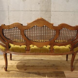 アンティーク家具の2人掛けソファです。上品なベルベットにボタン留め、鋲打ち、猫脚とクラシカルでエレガントなデザイン♪アンティーク調のラブソファはコンパクトサイズなので2人暮らしにも！