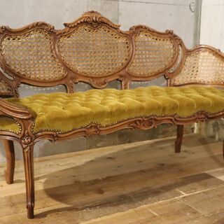 アンティーク家具の2人掛けソファです。上品なベルベットにボタン留め、鋲打ち、猫脚とクラシカルでエレガントなデザイン♪アンティーク調のラブソファはコンパクトサイズなので2人暮らしにも！