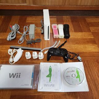 値下げ　Wii  本体　リモコン３個+有線リモコン１個、ヌンチャ...