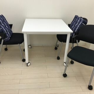 白いミーティングテーブルとコクヨの会議用チェア3脚を差し上げます。