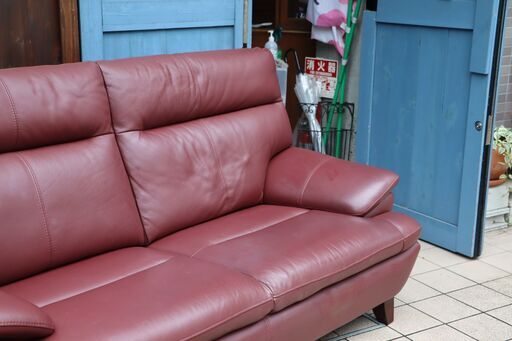 IDC OTSUKA(大塚家具)のルーニー 本革2.5人掛けソファー！身体全体をやさしく包み込んでくれるゆったりとした掛け心地の2.5シーターソファ。鮮やかなワインレッド色があたたかな印象に♪