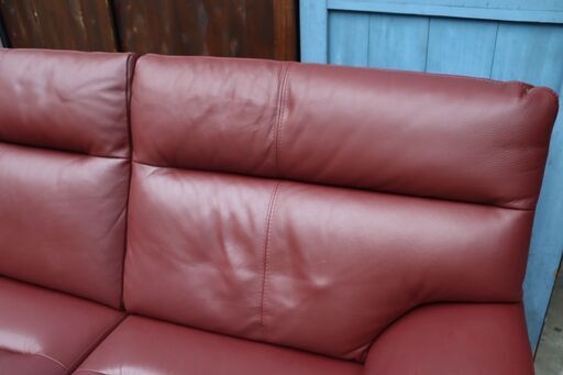 IDC OTSUKA(大塚家具)のルーニー 本革2.5人掛けソファー！身体全体をやさしく包み込んでくれるゆったりとした掛け心地の2.5シーターソファ。鮮やかなワインレッド色があたたかな印象に♪