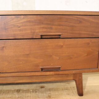 IDC OTSUKA(大塚家具)取り扱いの起立木工 ウォールナット無垢材を使用