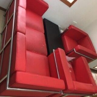 【無料】難有り　赤い3人掛けソファーと１人用ソファー２つセット　
