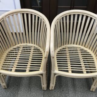 白い編み型の椅子（２個セット）