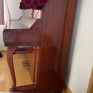 YAMAMAの景気のいい時代の猫足のピアノです。椅子付き。