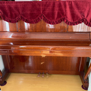 YAMAMAの景気のいい時代の猫足のピアノです。椅子付き。