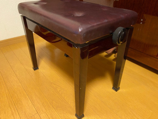 YAMAMAの景気のいい時代の猫足のピアノです。椅子付き。